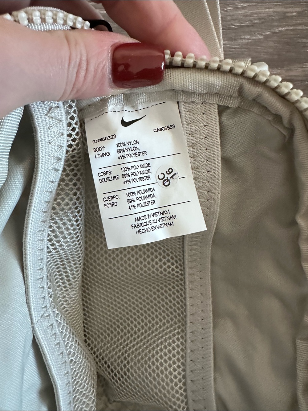Nike Aura Crossbody Bag (2L) NWT IN LIGHT BONE AND BLACK - Picture 5 of 9